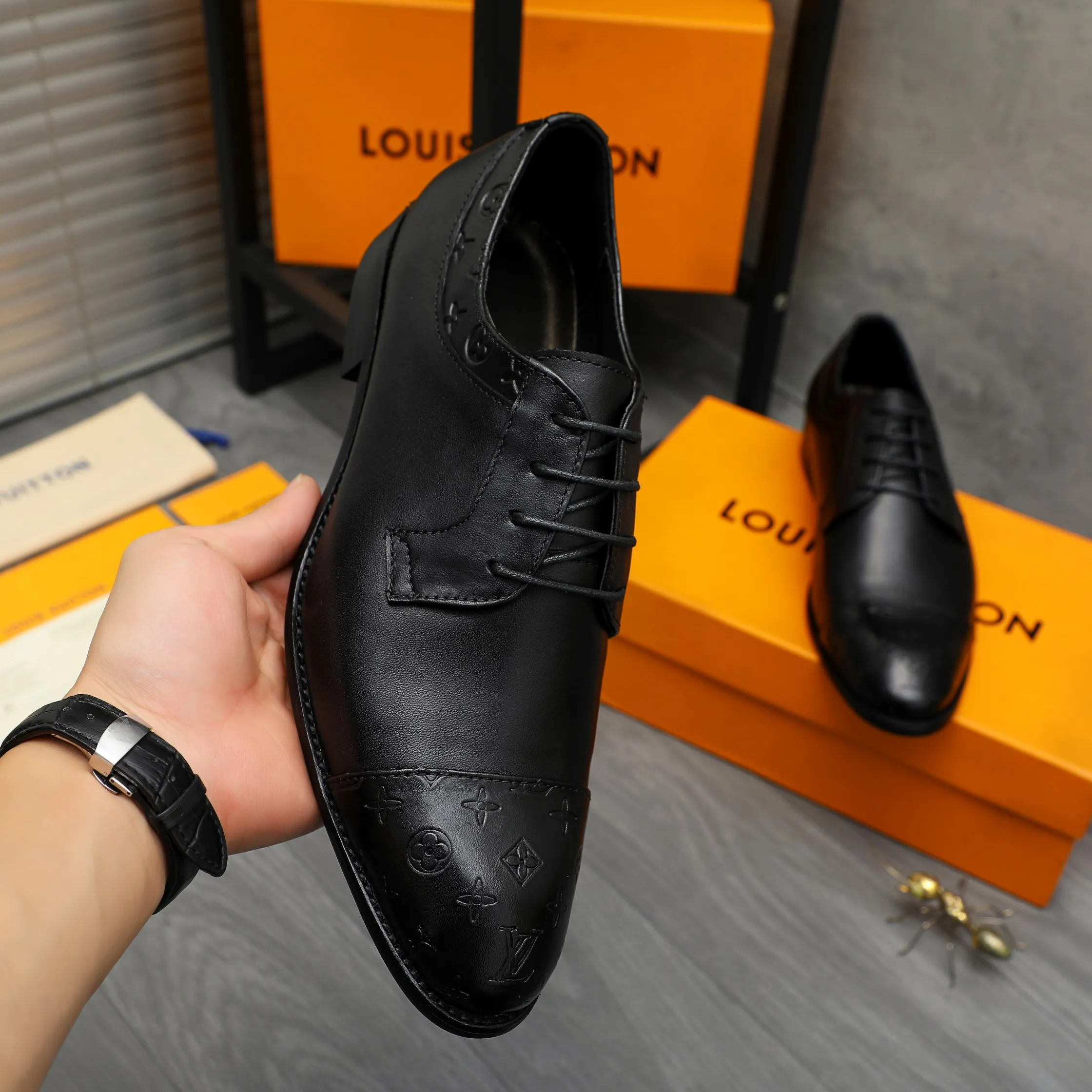 Men's shoes 💰p460 Product trademark: LV (Louis Vuitton) business lace-up leather shoes True size: 39-44 Product material: Selected high-quality cowhide stitching embossed cowhide upper, cowhide lining, original rubber outsole